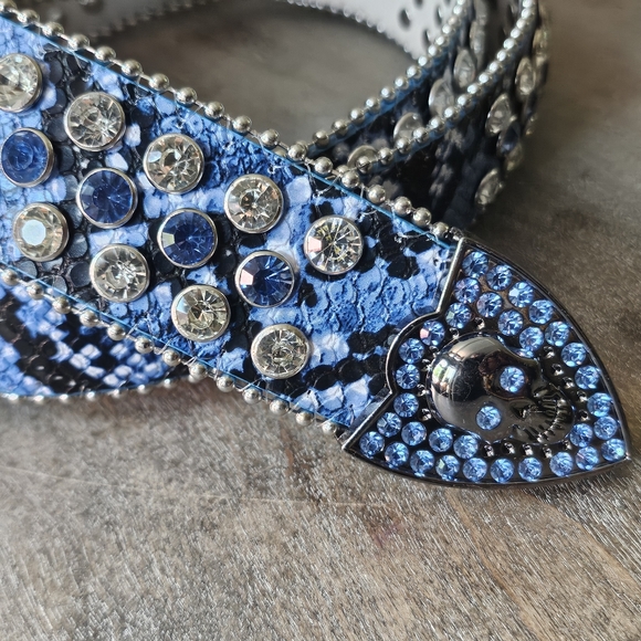 NWT Blue Snake Print Rhinestone Studded Belt With Skull Conchos - Picture 3 of 5